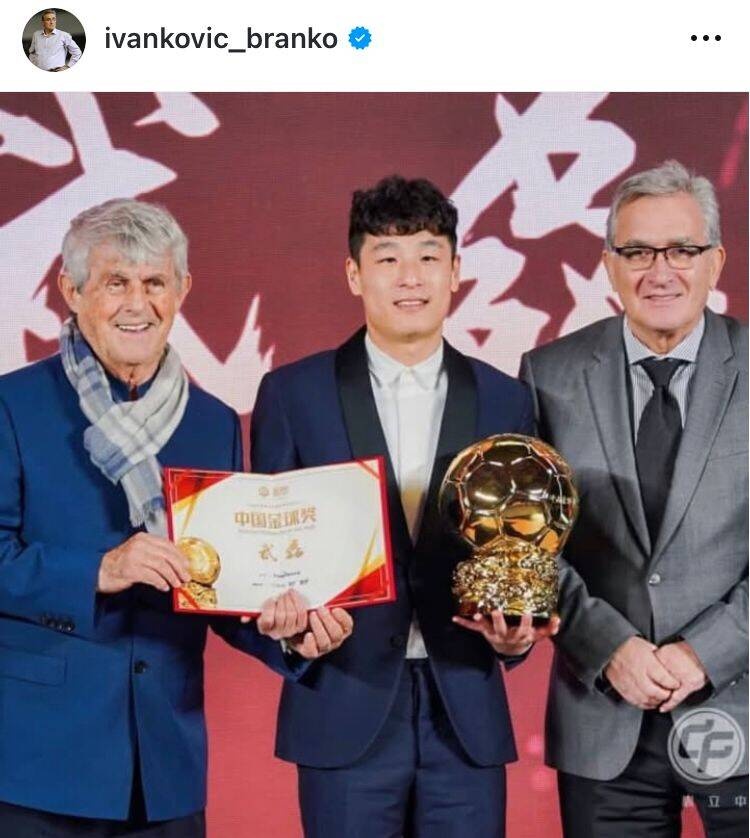  出席中國金球獎頒獎儀式，伊萬曬與武磊、米盧同框照片