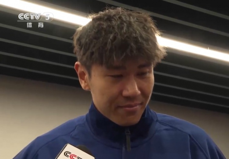  鐵漢柔情！三鎮(zhèn)球員劉奕鳴探望患病小球迷時(shí)哽咽