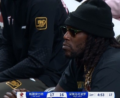  哦呦？你來了！新疆新外援哈雷爾場邊觀戰(zhàn)新疆主場vs深圳的比賽