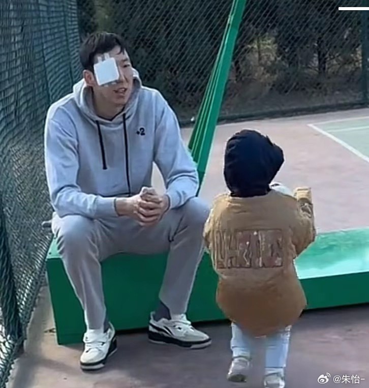  顧家好男人！記者曬出周琦手術(shù)后回歸家庭帶娃照片