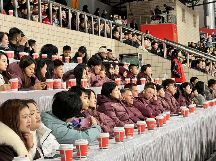  北青體育：中國女足現(xiàn)身中甲賽場，觀看重慶銅梁龍vs遼寧鐵人